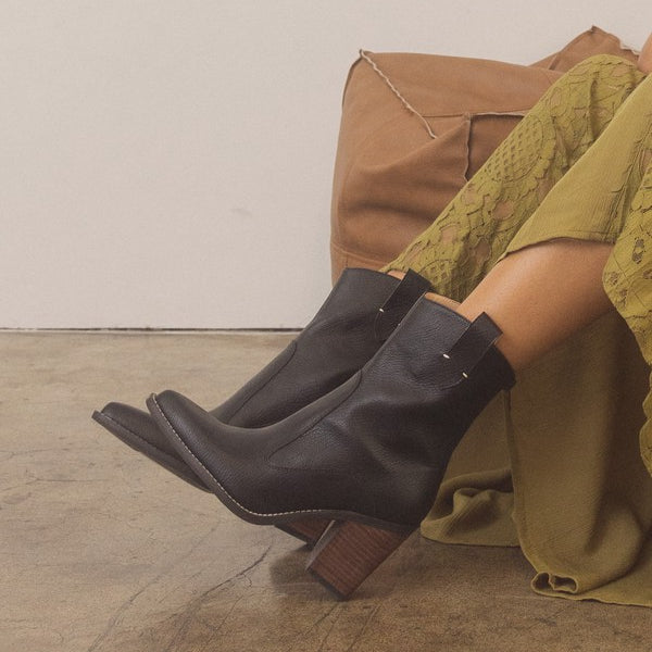 OASIS SOCIETY Tara - Two Paneled Western Boots